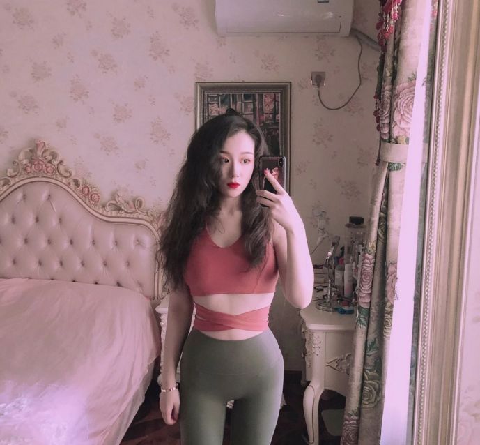 身材性感温柔乖巧的90后校妹，胸大多汁